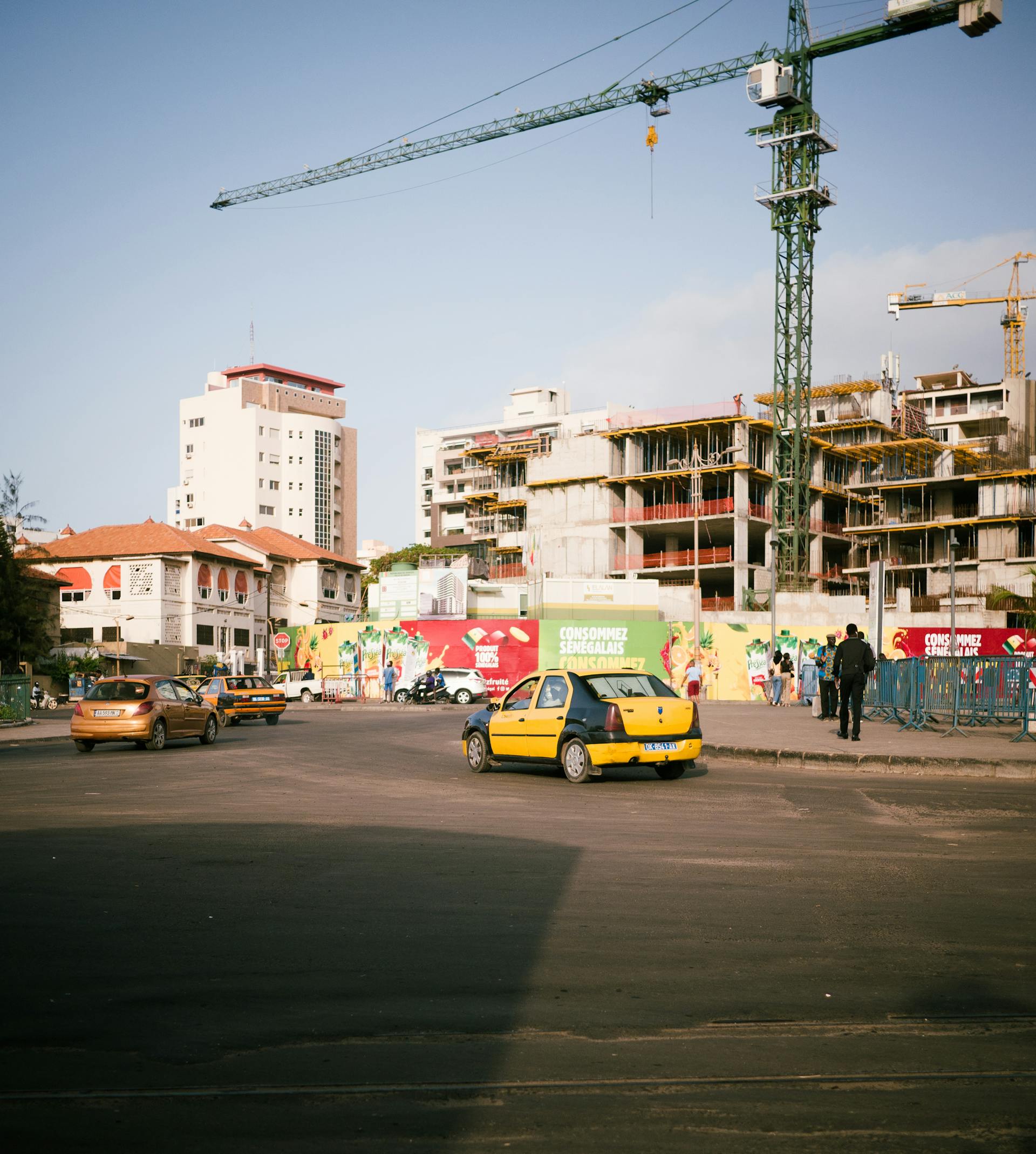 Chantier de construction avec fer à béton en Afrique